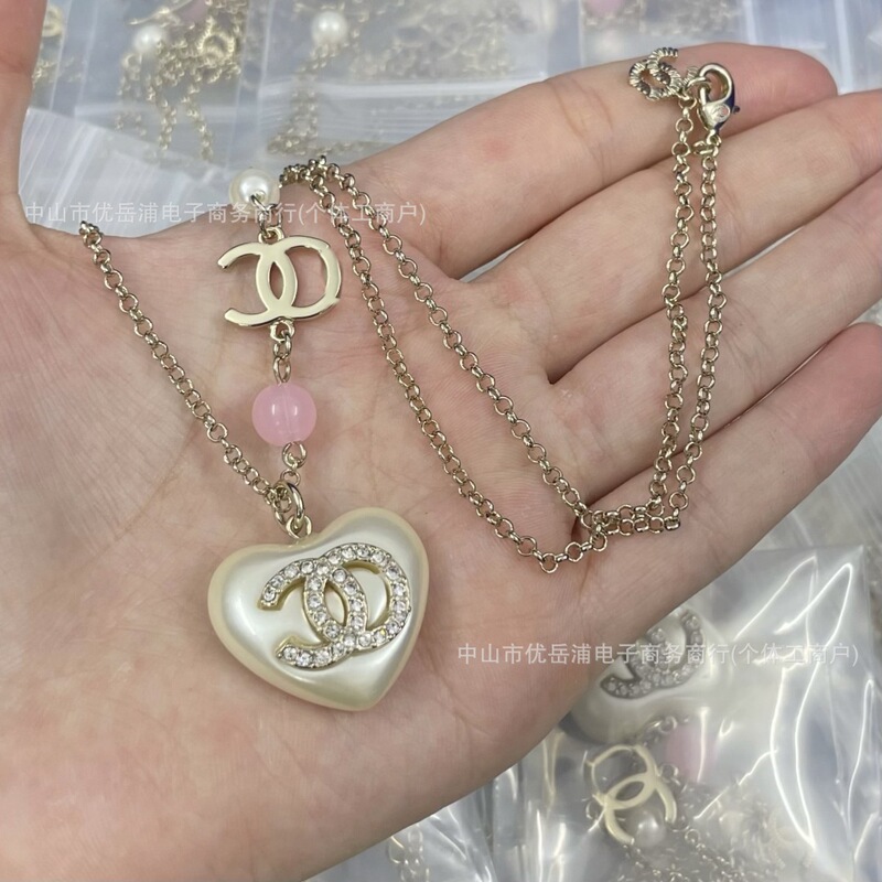 Authentic Real Photo of Chanel-Inspired Resin White Peach Heart Bead Necklace for Women, Fashionable Peach Heart Collarbone Chain Wholesale