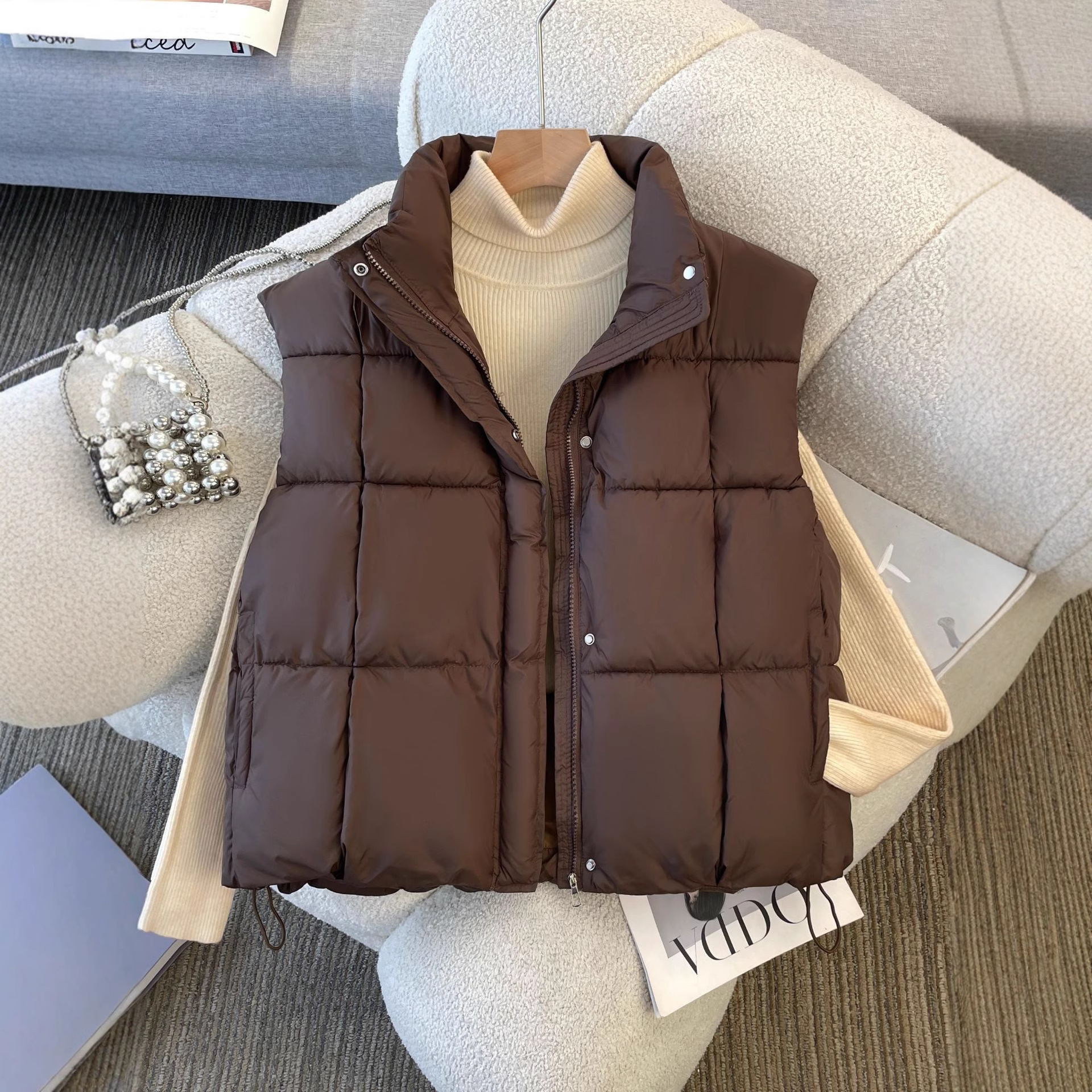 Armadillo de algodón para mujeres de vestir en el aire exterior en 2025, nuevo estilo coreano cuello vertical suelto plegado para vestir en el hombro corto de la marea de otoño y invierno