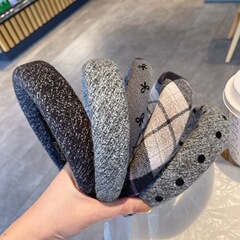 グレー系秋冬スタイルの毛ですね。カチューシャのカチューシャのカチューシャがセットされています。