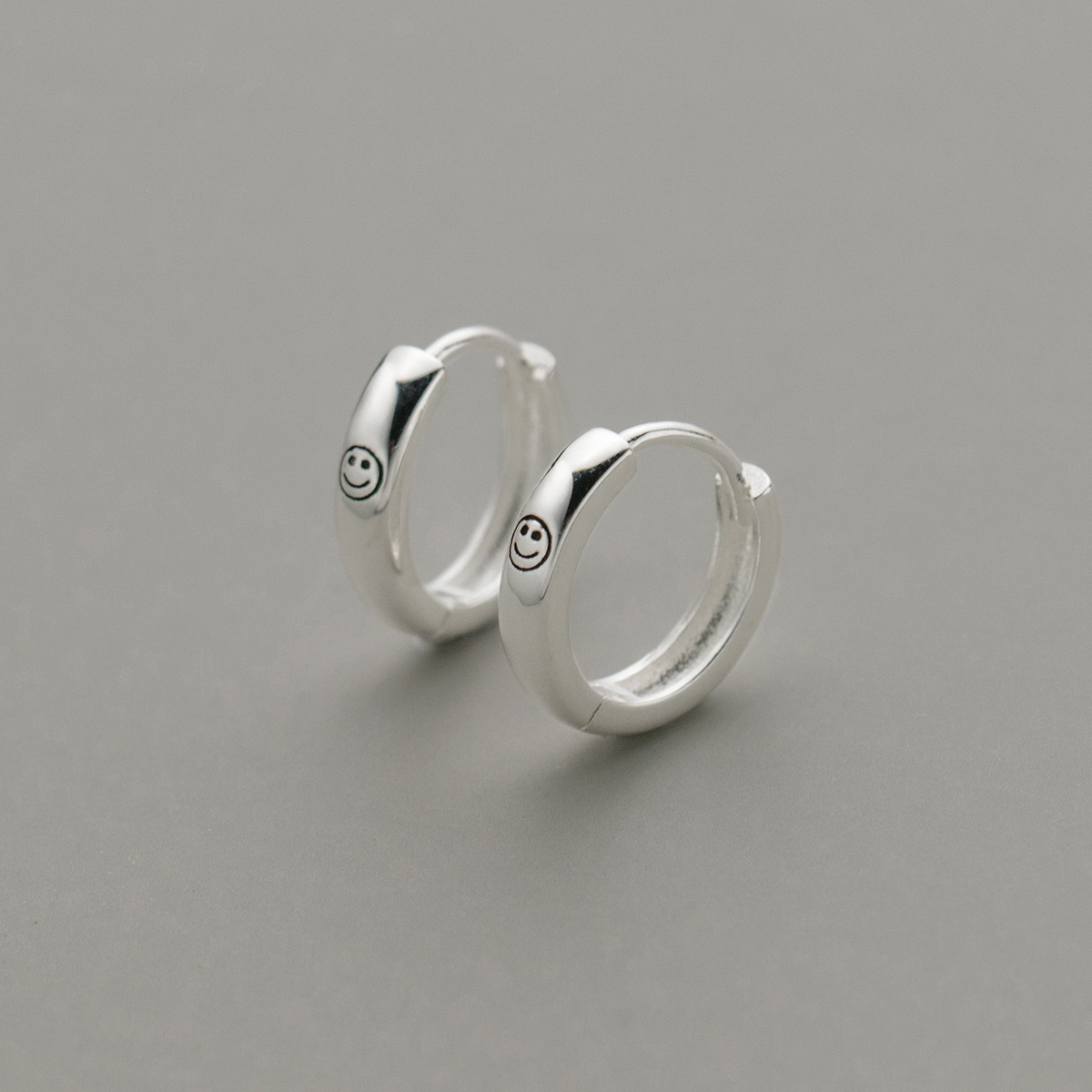 Eloch S925 plata esterlina brillante sonrisa en el diseño de estilo estilo personalidad joyas de orejas M04383