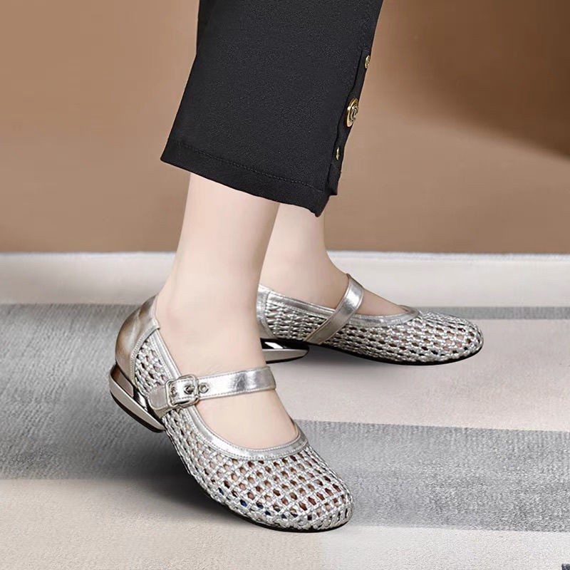 2026 verano transpirable hueco suave zapatos de madre transpirables de fondo plano poco profundo suave viento de hebilla zapatos de cinturón de mujer
