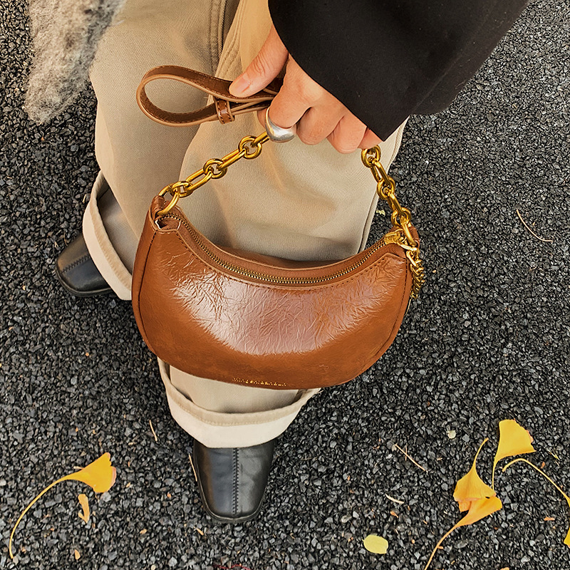 Bolsa de media luna de aire de alto nivel, bolsa de brazo para mujeres 2025, nuevo invierno de moda universal, cadena de hombro, bolsa de tramo inclinada