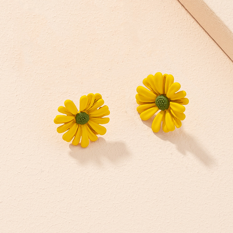 New Simple Fashion Daisy Earrings display picture 4