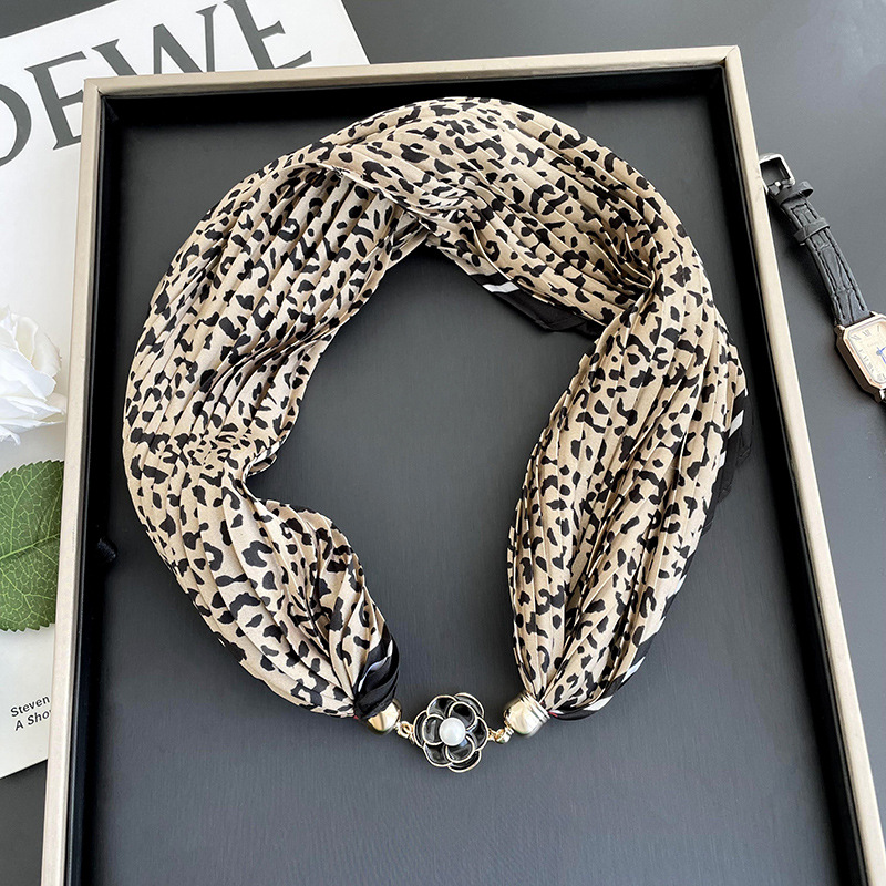 Nuevo collar de bufanda de hebilla magnética versátil elegante bufanda plisada de alto grado correa de muñeca perezosa bufanda banda de pelo