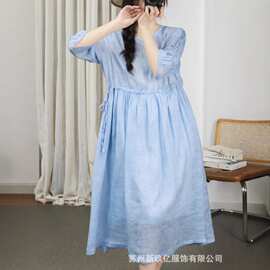 法式复古简约苎麻连衣裙女夏季高端气质系带收腰V领中长款大摆裙