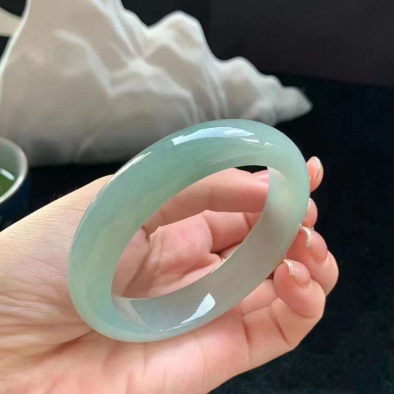 Vòng tay ngọc nữ chính hãng cao cấp màu xanh nhạt – đường kính trong 52–64 mm chi tiết 4
