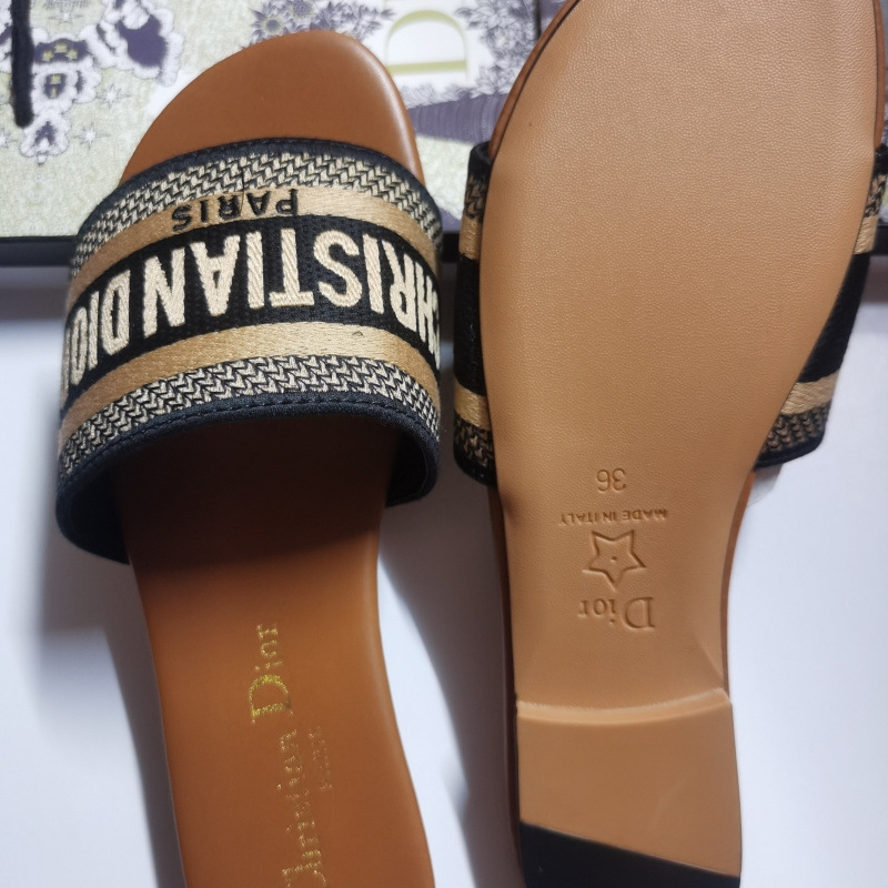 Summer ins alfabeto bordado de una palabra zapatillas exteriores para mujer nuevo estilo 2024 playa estilo de explosión de fondo plano chanclas cómodas y hermosas