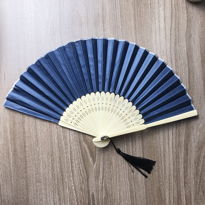 En stock paño llano transfronterizo plegable ventilador de hierro de uñas y borla llanura de la boda plegable ventilador de tela de color caramelo ventilador 15 colores opcionales