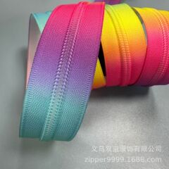 新しいナイロンカラフルなプリントグラデーションカラーナイロンジッパーファッション装飾衣類バッグ登山バッグ防水バッグアイスバッグ