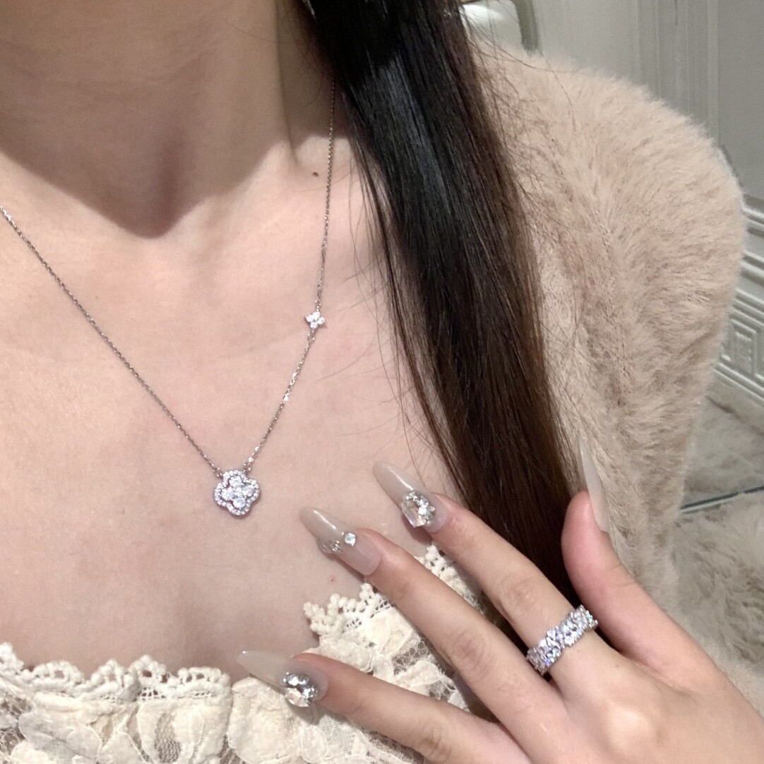 Sparkling Diamond Four-leaf Clover Necklace For Women Elegant Style_voghion.com