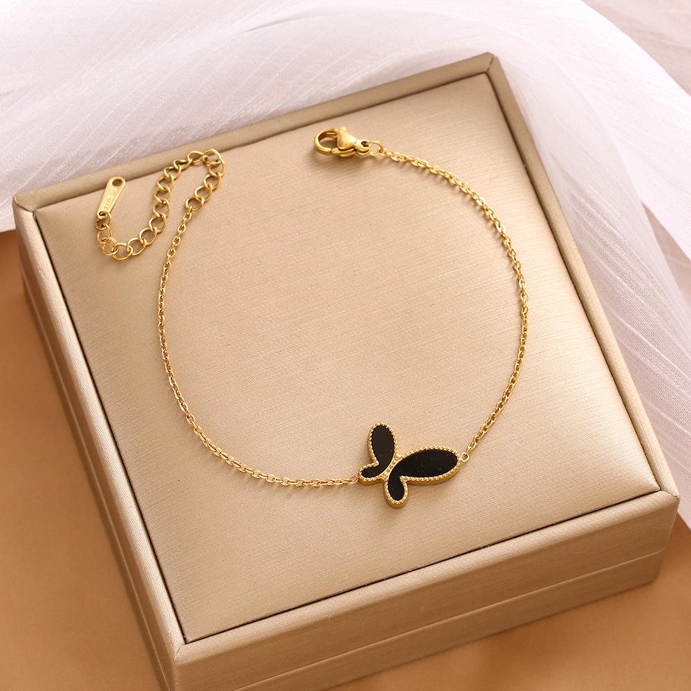 Pulsera de trébol de acero titanium vendedora caliente transfronteriza europea y americana con incrustaciones de concha pulsera colgante pulsera de diseño avanzado sin desvanecimiento al por mayor