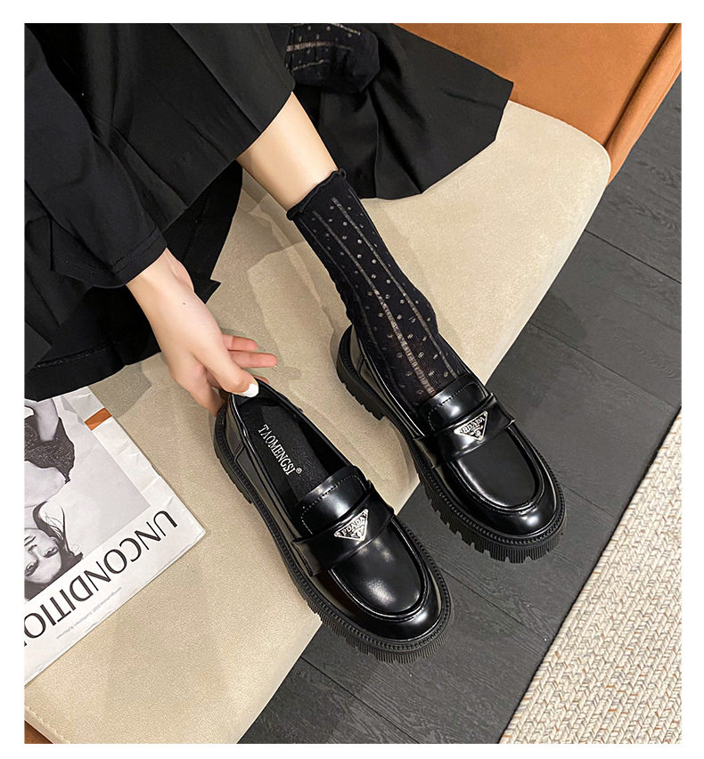 Giày lười nữ mũi tròn đế cao gót vừa 3–5 cm, da lìa logo tam giác — Màu đen chi tiết 13