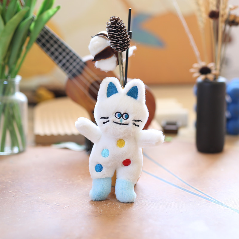 ネットの赤いかわいい萌えはブーツの波点の小さい猫のペンダントのぬいぐるみの公の子のカバンを着て飾ります。|undefined