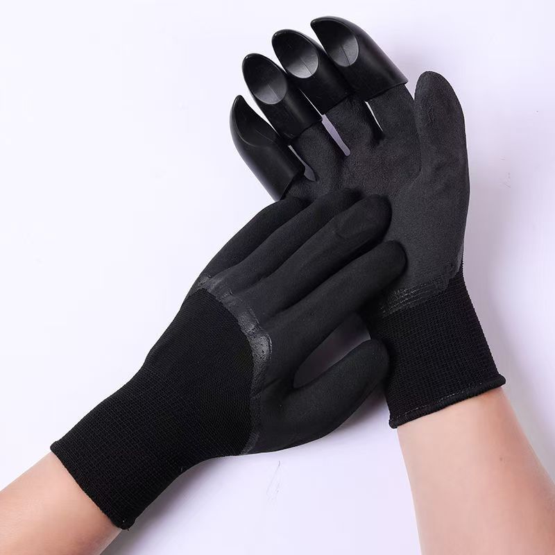 발톱이 있는 검은색 오른손