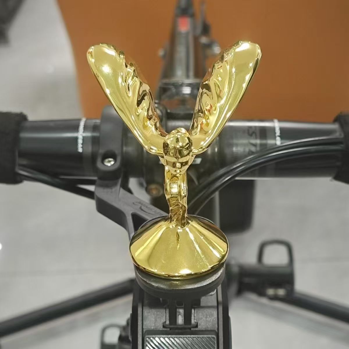 Little Golden Car Logo Modification, Car Emblem, Electric Vehicle, Classic Car Emblem, Angel Goddess Emblem for the Front of the Car