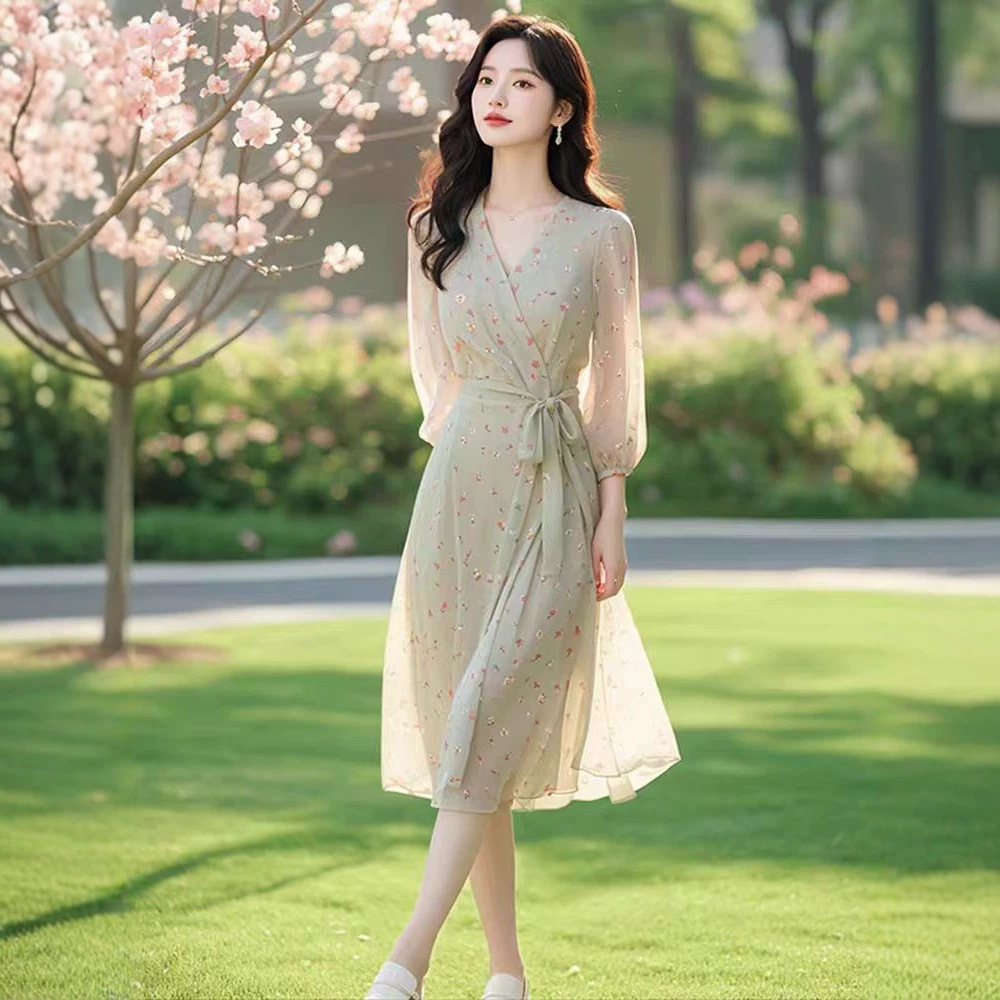 Đầm suông midi cổ chữ V họa tiết hoa xanh nhạt thắt eo — Hoa màu xanh lá cây chi tiết 4