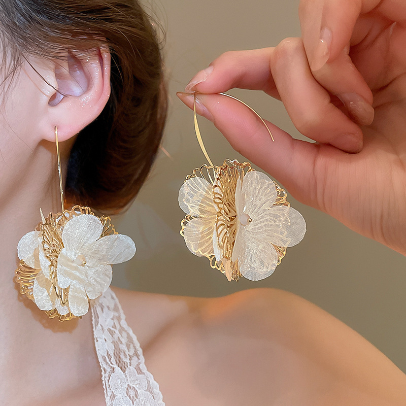 Pendientes de borla de flores de tela de aguja de plata Pendientes de estilo de vacaciones junto al mar