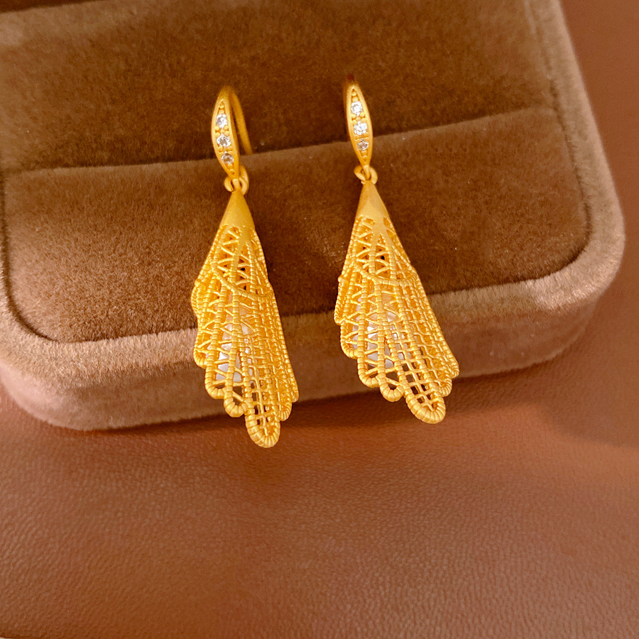 Gaoxiang pierre hueco encaje perla simple temperamento nicho pendientes de moda ligero lujo alta sensación auriculares al por mayor