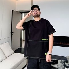 300斤の潮牌の大きいサイズの紳士服は肥をプラスして夏の新型のつなぎ合わせのアルファベットのゆったりしている男性の丸首の半袖のシャツをプラスします。