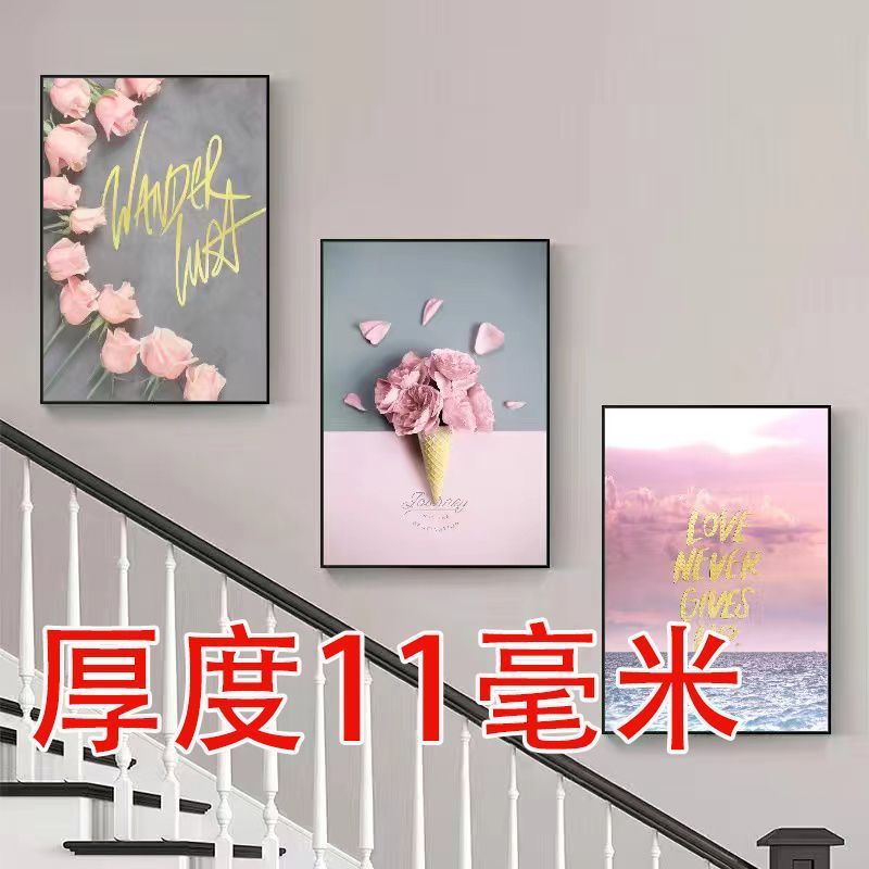 複式階段の入り口の間に装飾画があります。|undefined