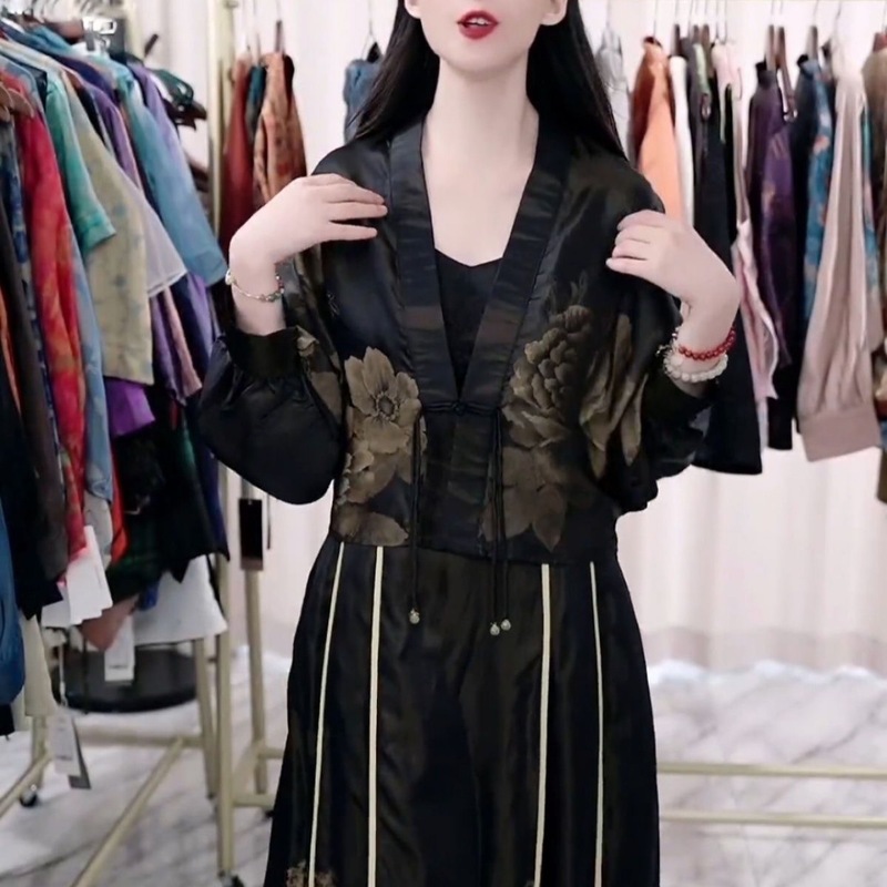 高級品質の両面は国風の婦人服を着ています。|undefined