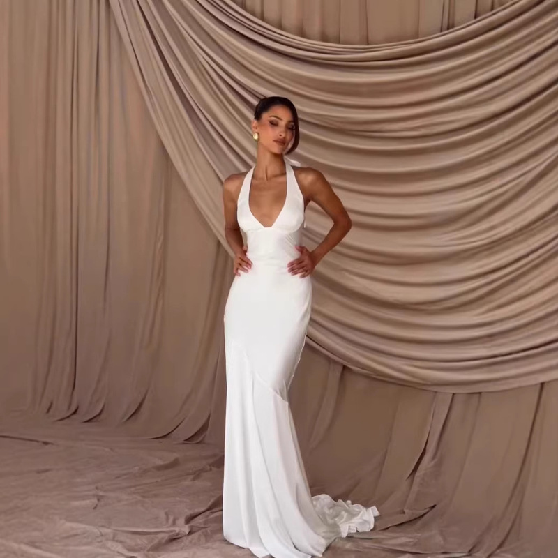 Elegant Fitted Silk-Like Evening Gown with Spaghetti Straps, Versatile and Gentle, Off-Shoulder Dress for a Youthful Look
