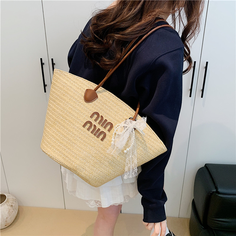 Venta caliente de verano bolso tejido caliente femenino 2025 nuevo bolso de cubo de playa de vacaciones bolso de paja de gran capacidad