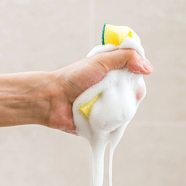 Washing the dishes nano -sponge wipe the magic