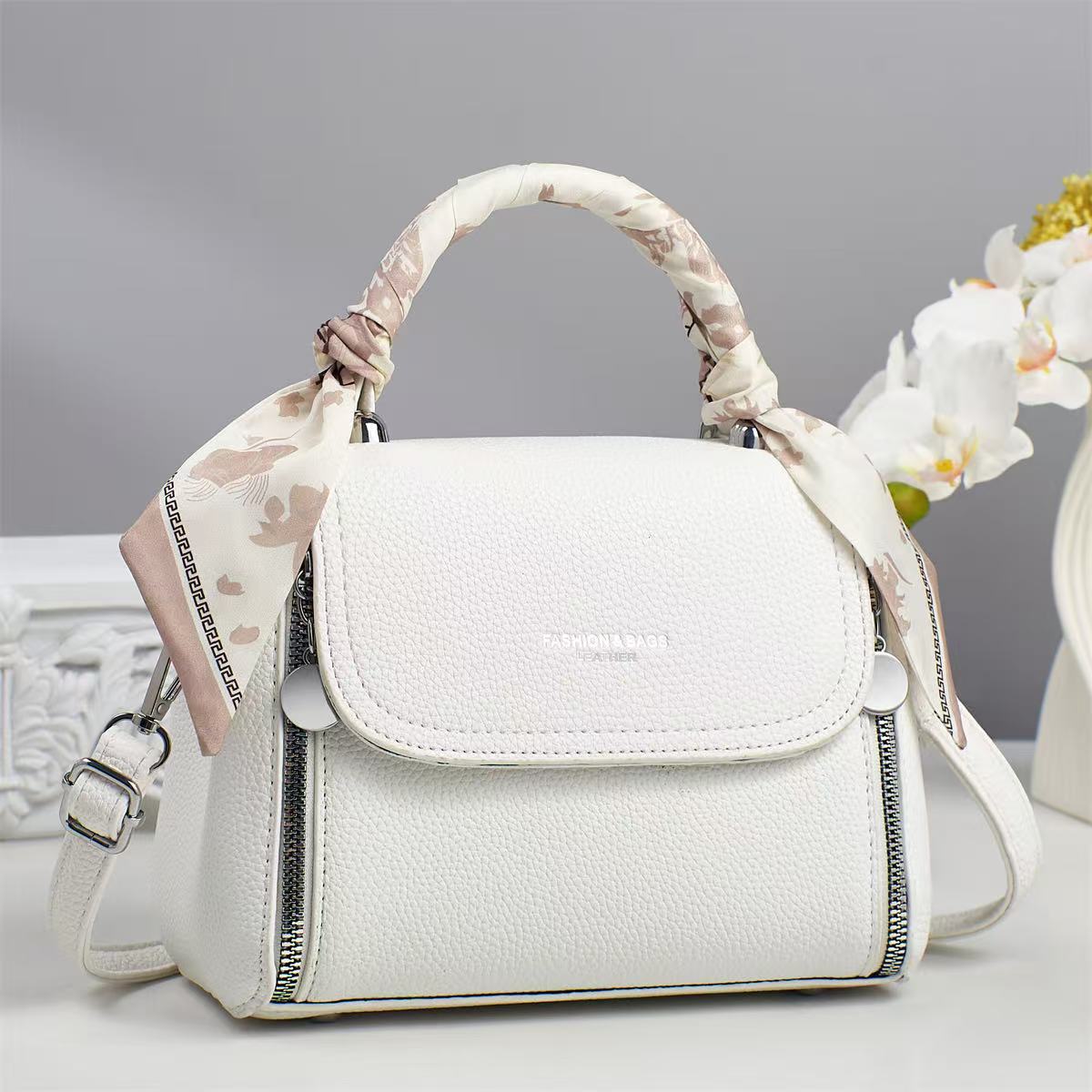 2025 nuevo bolso de hombro de moda bolso de mensajero de cuero suave para mujer bolso ligero para mujer bolso pequeño para mujer verano textura versátil
