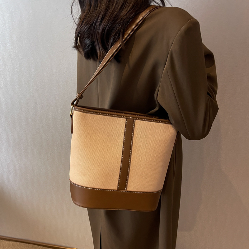 Bolsa de viaje de gran capacidad para mujeres otoño / invierno 2025, nuevo nicho de bolsas de cubo de color, bolsas de hombro de moda retro image 8
