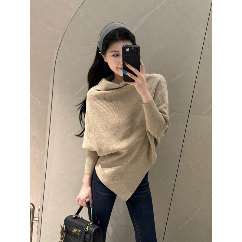 Normany's autumn/winter collection exudes a sophisticated, relaxed, and slimming vibe. This high-neck batwing sleeve sweater/knitwear is a versatile and stylish choice for women.