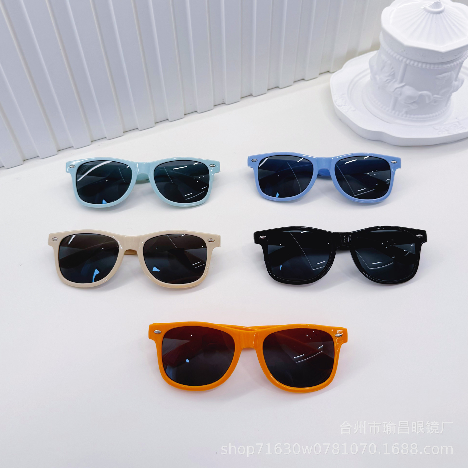 2026 nueva tendencia versátil gafas de sol para niños anti-UV simple gafas de sol cuadradas gafas de bebé multicolor
