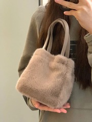 Ins cute faux fur bucket bag for women, Korean version, new, high-end, niche design, commuting, plush handle bag