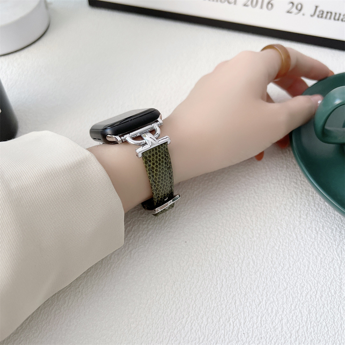 Suitable for Apple 789 generation watch wristband Apple Watch se elegant ladies lizard pattern crocodile pattern strap