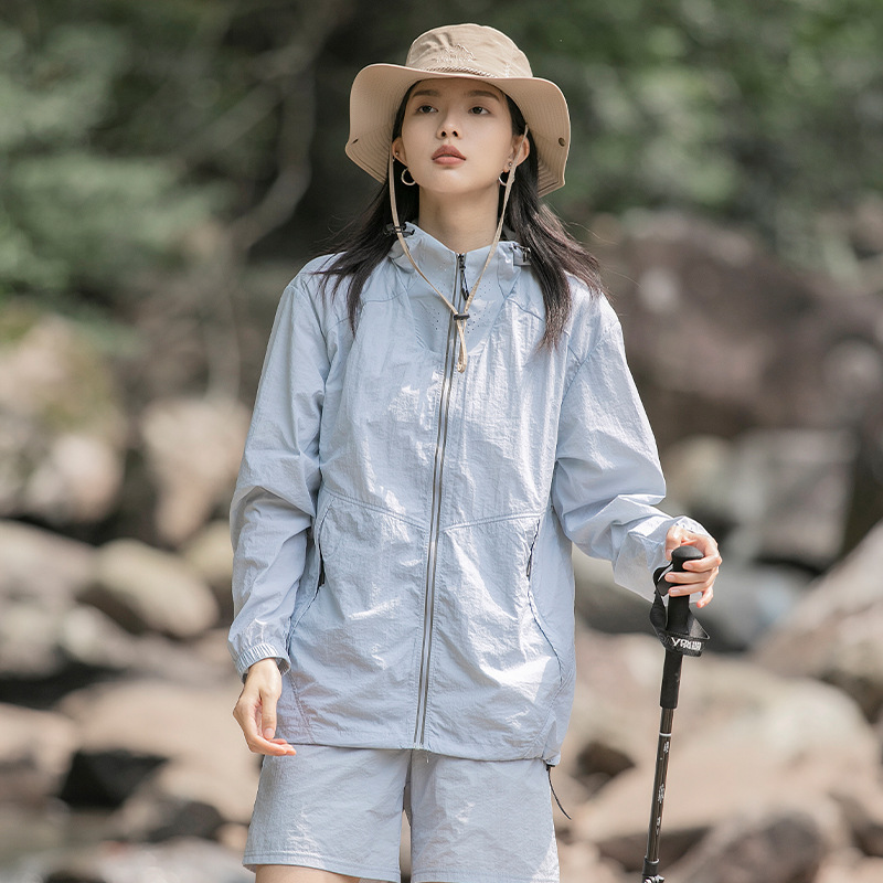 Ropa de protección solar al aire libre de montaña para hombres y mujeres de verano nueva seda de hielo delgada impermeable ropa de moda de protección solar pareja chaqueta encapuchada