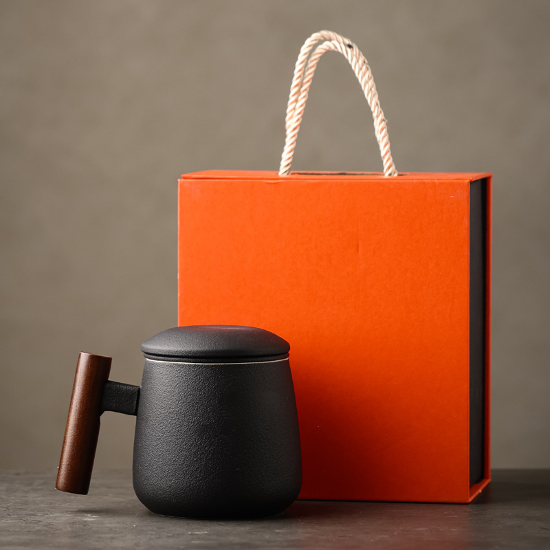 Taza de agua simple de cerámica para hombres, separación de té, taza de oficina de alta gama con tapa, taza de té con filtro especial personal, tallado