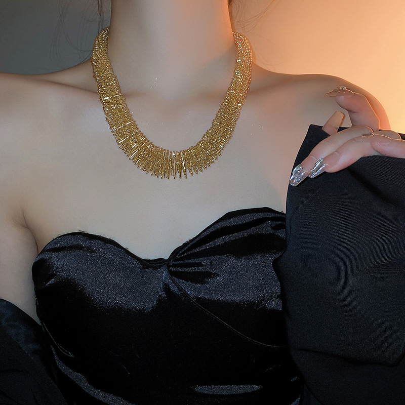 Diseño de metal europeo y americano collar nicho exagerado mediados-antigua cadena de clavícula Internet celebridad moda luz lujo estilo collar al por mayor para las mujeres