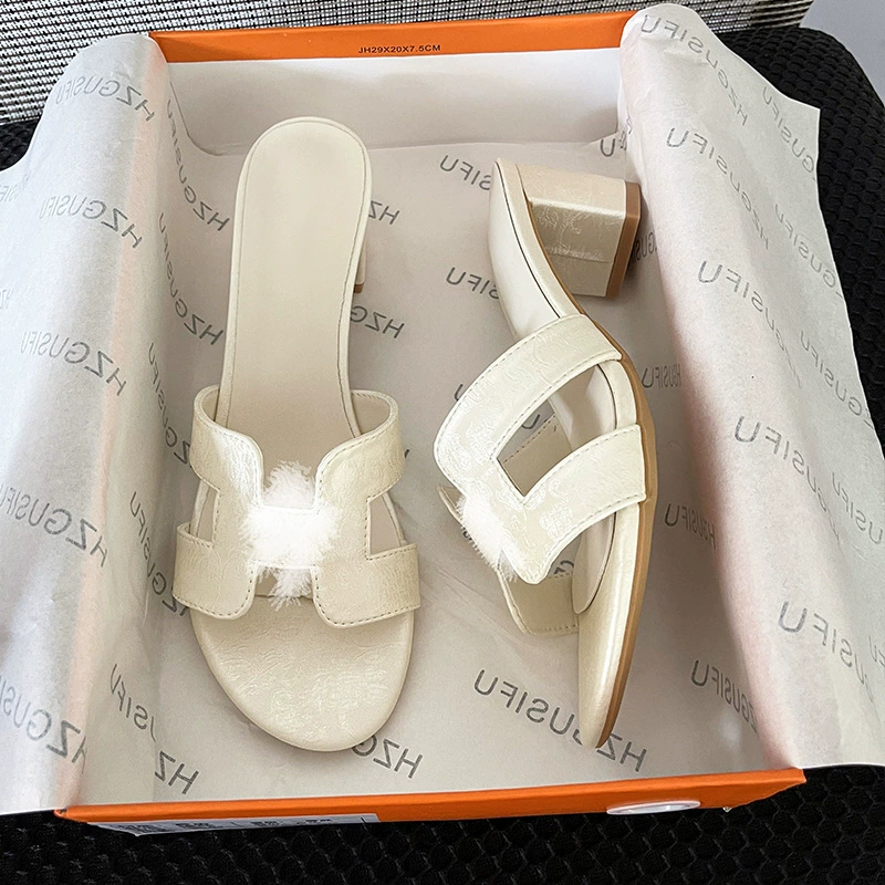 Женские тапочки на толстом каблуке для верхней одежды. Новые летние пляжные тапочки на среднем каблуке в китайском стиле с принтом из шелка и атласа 2025 года.