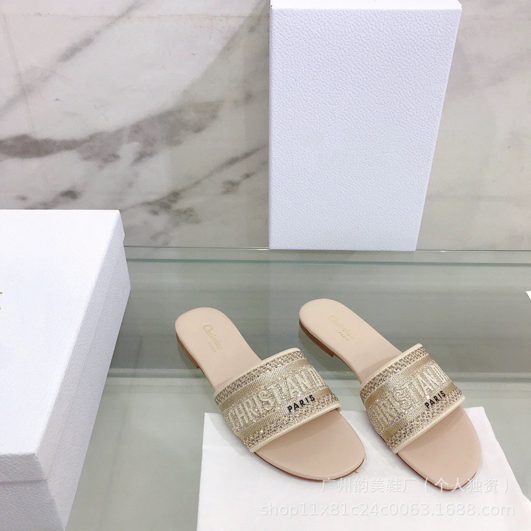 2025 verano D casa pantuflas bordadas mujeres que usan ropa exterior celebridad de Internet playa piel de oveja con zapatillas de diamantes de imitación de tacón medio mujeres