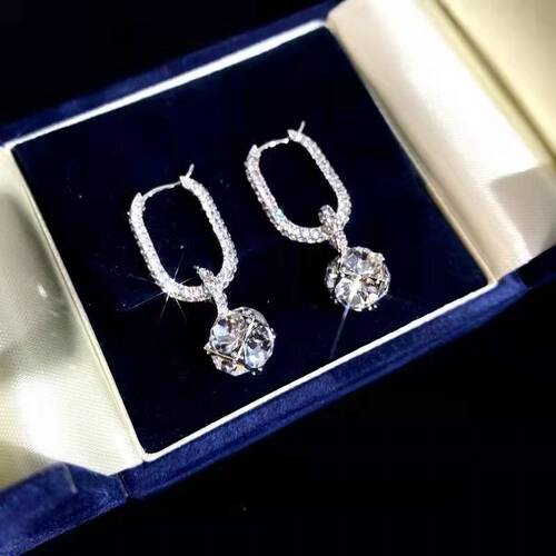 The same style of full-diamond earrings with flashing diamonds from all directions, earrings, niche light luxury three-dimensional earrings and earrings