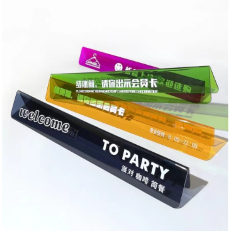 超市便利店提示语 三角形出示会员卡亚克力定制分类标识牌咨询台