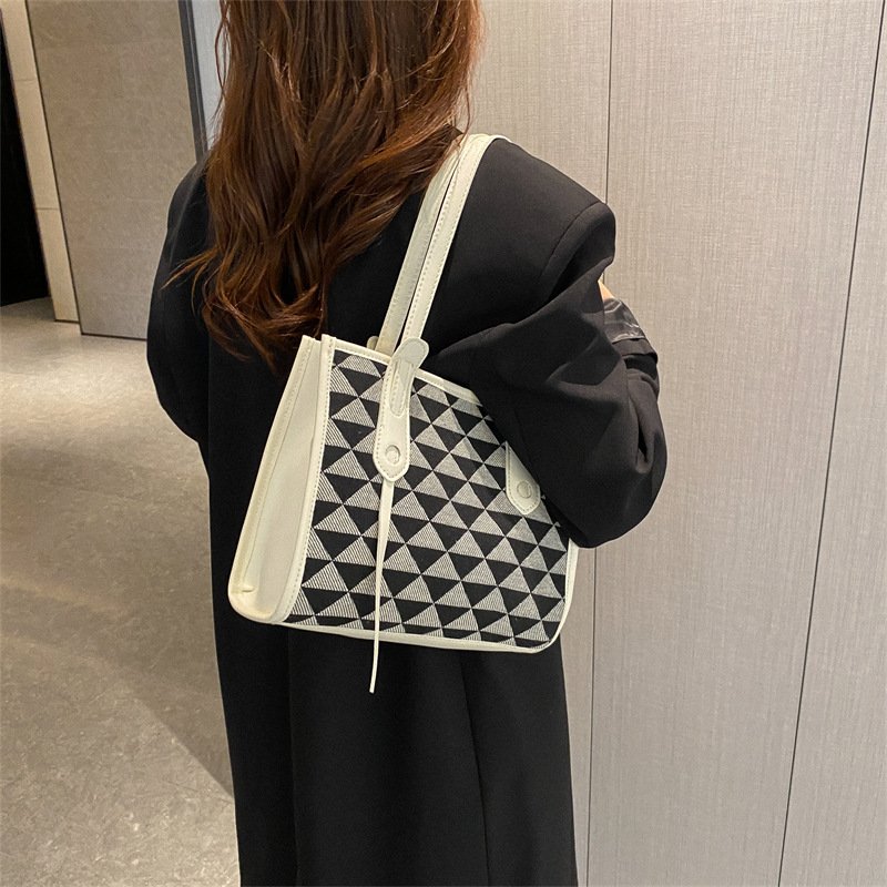 Women's Large Spring&summer Pu Leather Geometric Fashion Bucket Zipper Tote Bag display picture 5