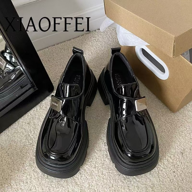 Zapatos de cuero pequeños de estilo británico para mujer otoño 2025 nuevo estilo primavera y otoño retro todo-fósforo con falda de fondo grueso Love zapatos individuales