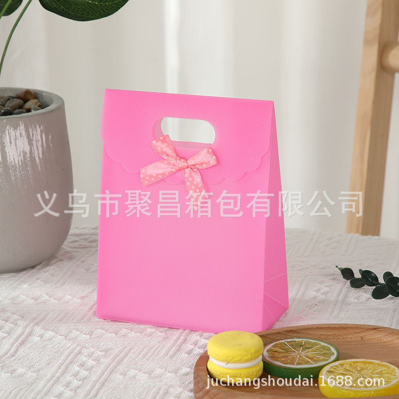 Bolsa de regalo con lazo multicolor, bolsa de mano de polipropileno con tapa abatible, bolsa de regalo con diseño hexagonal tipo ramo.