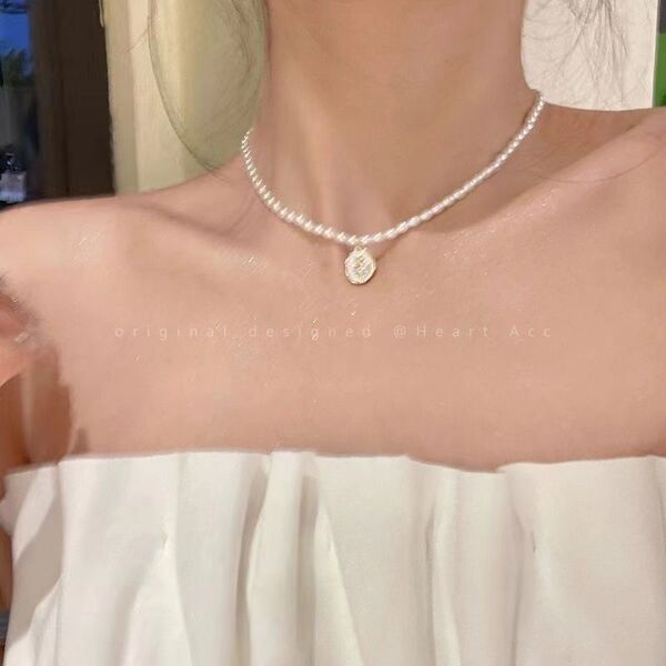 Elegant small necklace with bow from pearl