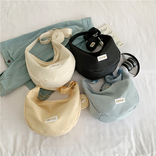 尼龙斜挎包包女新款潮饺子包轻便运动小挎包腋下包简约单肩包