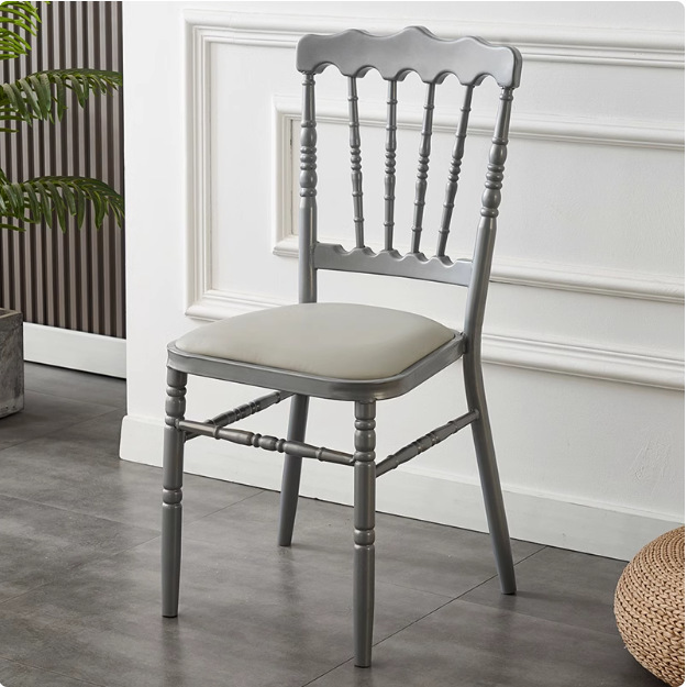 Sillas de comedor domésticas nórdicas lujosas modernas de hierro forjado simple respaldo mesa de negociación taburetes minimalistas restaurante hotel lujo