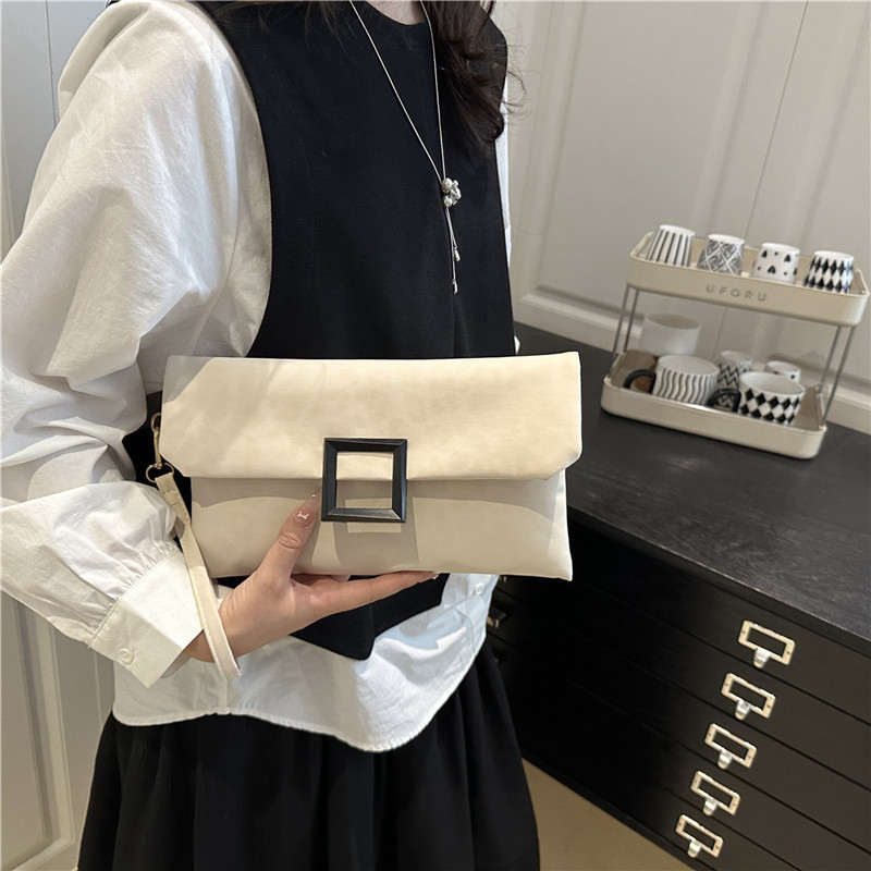 Nuevo bolso de cena de textura superior de color sólido, bolso de mano de moda casual simple y personal, sobre retro
