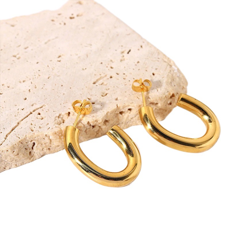 Pendientes de anillo de oro hueco ovalado transfronterizo de Europa y América en forma de C de acero de titanio galvanoplastia al vacío pendientes femeninos sin decoloración de lujo ligero