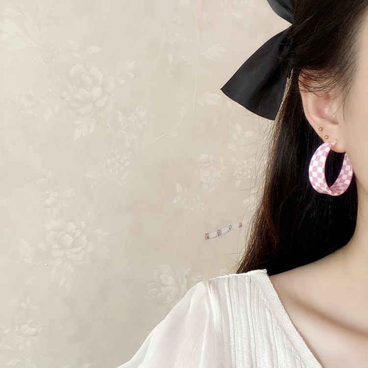 Fashion Checkerboard Black And White C-shaped Earring Wholesale Nihaojewelry display picture 3